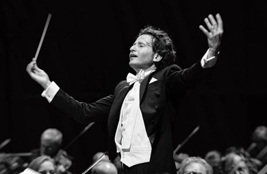 Chef d'orchestre dirigeant le concert du festival